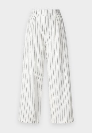 Pantalon large blanc avec des rayures verticales noires, taille haute et tissu doux avec une finition légèrement texturée.