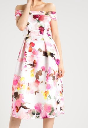 Sukienka midi z odkrytymi ramionami, dopasowanym górnym stanem i rozkloszowanym dołem, ozdobiona żywym, kwiatowym wzorem akwarelowym w różu, czerwieni, żółci i zieleni.