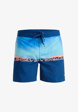 Blaue Badshorts mit einem Verlaufdesign, das von hellblau zu dunkelblau übergeht, ausgestattet mit einem großen Logo und kontrastierendem Kordelzug.