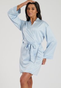 Lichtblauwe satin bathrobe met lange mouwen, ceintuurlijn en witte bies langs de randen, met een wikkelontwerp. Gladde textuur.