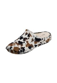 Zapato slip-on con estampado de vaca que presenta un exterior texturizado y peludo en colores negro, marrón y blanco, con punta redonda y plantilla suave y acolchada.