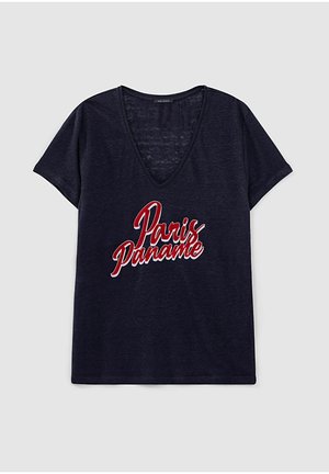 Czarny t-shirt z krótkim rękawem i dekoltem w serek z czerwonym i białym napisem "Paris Paname" na przodzie, ułożony płasko na jasnym tle.