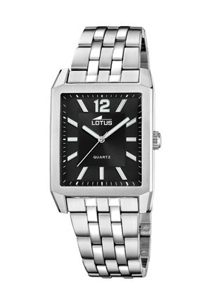 Montre à quartz avec un boîtier rectangulaire en acier inoxydable argenté, un cadran noir, des index horaires argentés et un bracelet en métal à maillons. Logo de la marque visible.