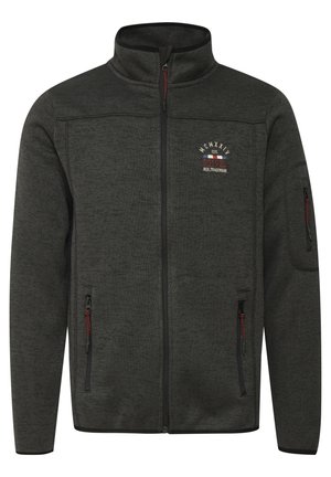 Tmavě šedá fleecová bunda s vysokým límcem, zipovým předním zapínáním, bočními kapsami a kapsou na rukávu; obsahuje vyšívané logo a červené akcenty.