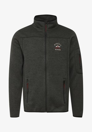 Tmavě šedá fleecová bunda s vysokým límcem, zipovým předním zapínáním, bočními kapsami a kapsou na rukávu; obsahuje vyšívané logo a červené akcenty.