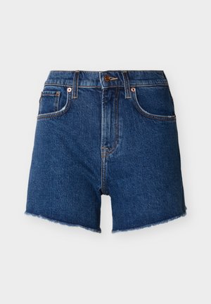 Dunkelblaue Jeansshorts mit Knopf- und Reißverschluss, vorderen Taschen und rohen Saumkanten vor hellem Hintergrund.