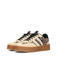 Baskets en nubuck beige avec des accents noirs et des motifs léopard. Elles présentent des lacets plats, une épaisse semelle en caoutchouc et une texture lisse.