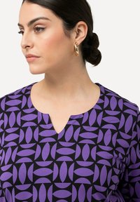 Ulla Popken ALLOVER SHORT SLEEVE SPLIT NECK  - Triko s potiskem - purple