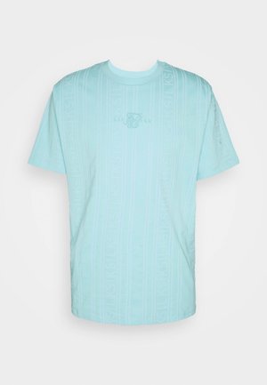 Camiseta de color azul claro con mangas cortas, que presenta un sutil patrón vertical y un pequeño logo en el centro. Material suave con escote de cuello redondo.