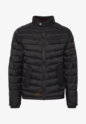 Jachetă neagră captusită, cu guler înalt, închidere cu fermoar și două buzunare frontale. Are capse și un detaliu din țesătură texturată pe mâneci.