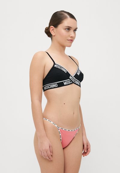Top bikini nero con coppe triangolari e logo bianco "Moschino", abbinato a slip a perizoma color corallo con cinturini laterali sottili.