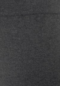 Kohlschwarzer gestrickter Stoff, fein strukturiert, mit einer glatten Oberfläche und einem leicht gerippten Bund oben.