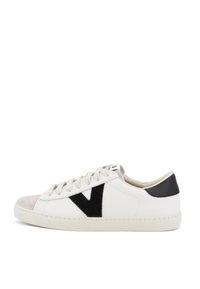 Vit lädersneakers med grå mockatåhätta, svart mockalogotyp och svart hältapp. Har runda snören, textilfoder och gummisula.