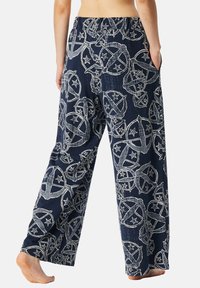 Navy wijde broek met een wit sterren- en schelpenpatroon, elastische tailleband en zijzakken, gemaakt van lichtgewicht stof.