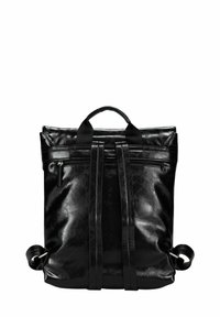 Sac à dos en cuir noir au design structuré, avec poignée supérieure, deux bretelles réglables et une poche avant zippée. Texture lisse, accents minimalistes.