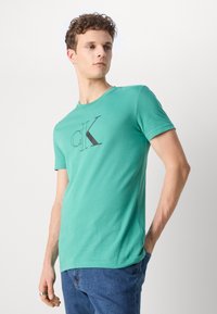 Calvin Klein Jeans OUTLINE MONOLOGO TEE - T-shirts print - bahama green