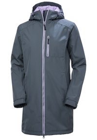 Voděodolná šedá bunda s kapucí, která má přední zip, hrudní kapsu a kontrastní lila podšívku. Hladká textura, středně dlouhý design.