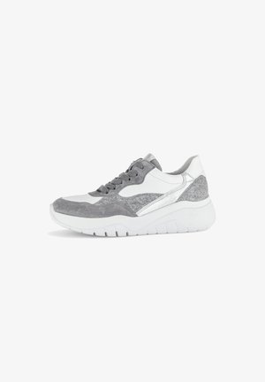 Grauer und weißer Sportschuh mit Obermaterial aus Wildleder und Leder, ausgestattet mit einer metallic silbernen Akzentuierung, gepolsterter Sohle und Schnürverschluss.