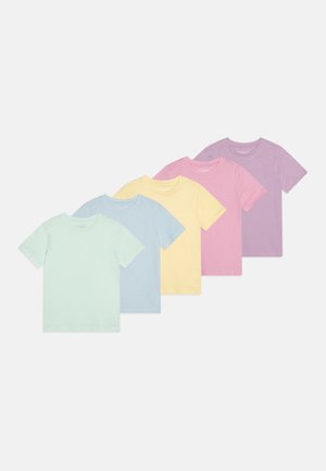 Fünf T-Shirts mit kurzen Ärmeln in Pastellfarben: mintgrün, hellblau, blassgelb, zartrosa und lavendel. Aus Baumwolle mit einer glatten Textur.