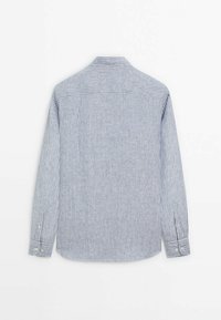 Camicia a maniche lunghe con motivo a righe verticali blu e bianche, polsini con bottoni e orlo dritto. Vista posteriore con colletto classico.