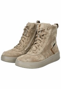 Baskets montantes en suede beige avec une finition texturée, dotées de lacets, d'une fermeture éclair sur le côté et d'un accent marron contrastant sur le côté.