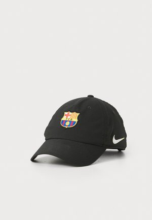 Sort baseball cap lavet af stof, med et broderet FC Barcelona-logo og en hvid Nike swoosh på siden.