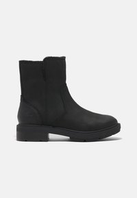 Botte en cuir noire mi-mollet avec couture sur le côté et doublure en fourrure, avec un petit talon bloc et une semelle extérieure texturée pour une bonne adhérence.
