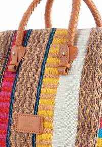 Borsa tote intrecciata con strisce multicolori in materiali testurizzati. Manici in pelle intrecciata marrone e un'etichetta con "V73 Venezia" impresso.