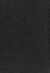 Tessuto in lana di un grigio antracite scuro. Texture morbida con un motivo a maglia sottile e uniforme e una leggera lucentezza. Nessun hardware o accento visibile.