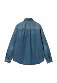 Camisa de mezclilla en azul claro con un pliegue en la parte posterior, mangas largas, puños con botones, un cuello clásico y un dobladillo curvado.