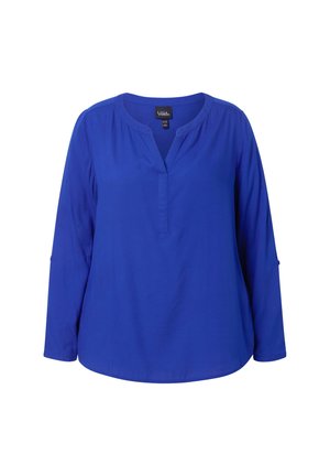 Blouse bleu à manches longues avec un col en V, réalisée dans un tissu lisse. Présente une patte de boutonnage discrète à l'avant et des détails de boutons sur les manches.