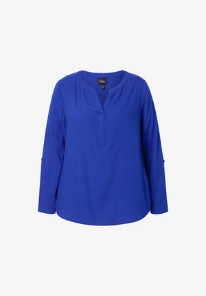 Modrá dlouhá blůza s výstřihem do V, vyrobená z hladké látky. Obsahuje jemný přední límeček a detail knoflíků na rukávech.