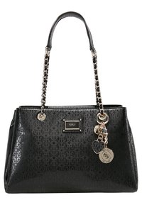 Sac à main synthétique noir avec un motif de logo en relief, quincaillerie argentée, poignées à double chaîne et charm's décoratifs. Design rectangulaire et structuré.