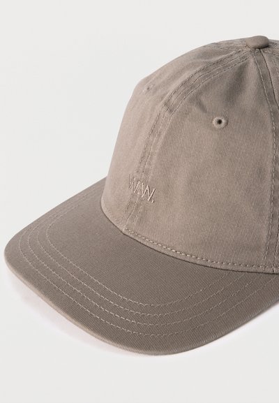 Taupefarget baseballcaps med buet brem og diskrete ton-i-ton sømmer, med liten brodert tekst "WWW." på frontpanelet.