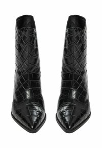 Čierne kožené členkové topánky so špicatou špičkou, s textúrovaným krokodílim vzorom a elegantným, moderným dizajnom. Ploché podrážky, bez zapínania.