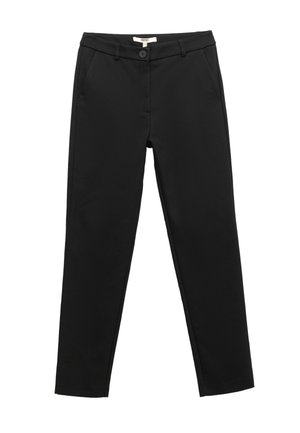 Zwarte op maat gemaakte broek van een gladde stof. Voorzien van een knoopsluiting aan de voorkant, riemlussen en zijzakken. Slanke pasvorm met taps toelopende pijpen.