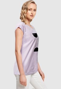 Merchcode ABSTRACT LINES EXTENDED SHOULDER TEE - T-shirts print - lilac