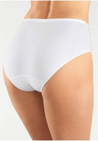 Weiße hochgeschnittene Unterwäsche aus glattem Material, mit nahtlosem Design, weichen Kanten und einer enganliegenden Struktur für optimalen Tragekomfort.