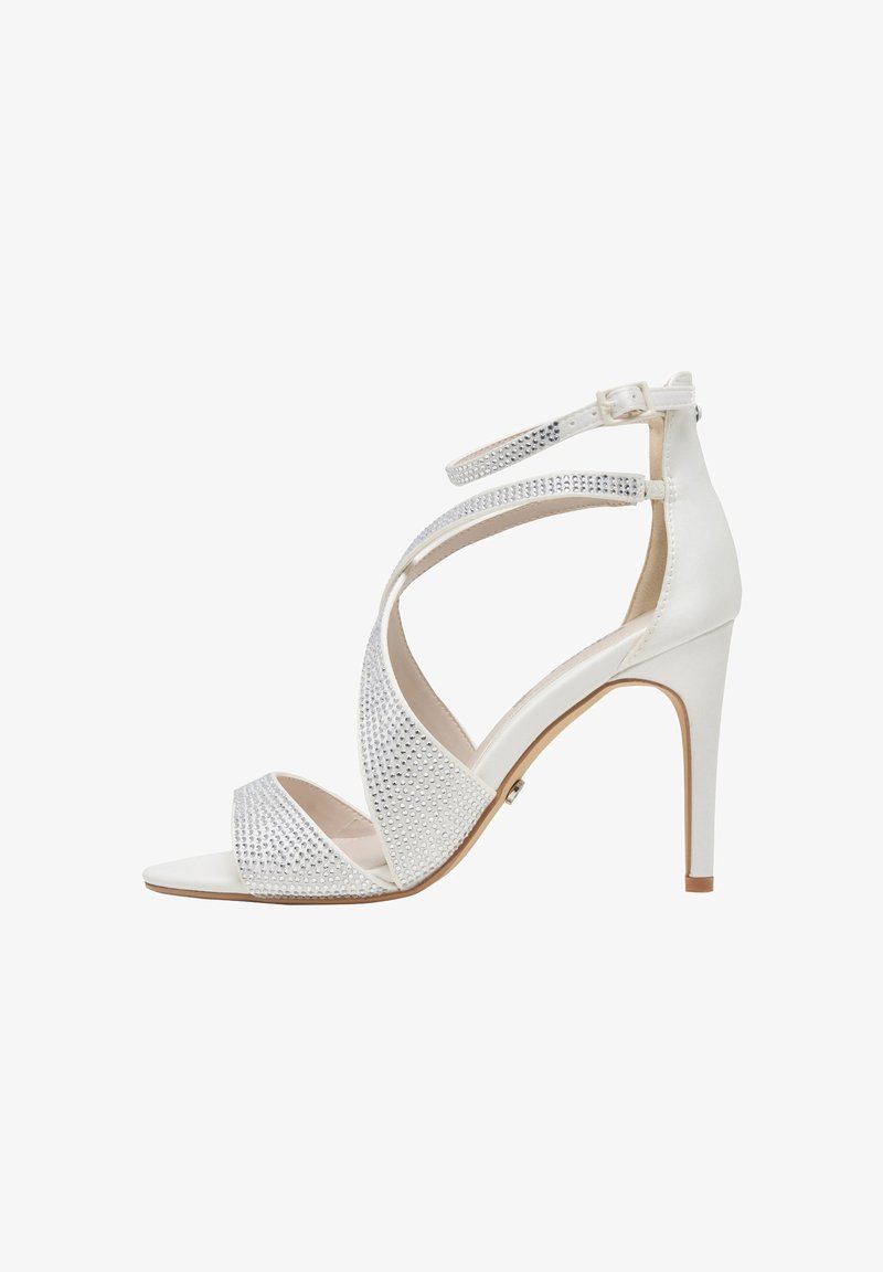 Witte hoge hiel sandaal met kruisbandontwerp, versierd met kristallen, open teen en enkelriem met verstelbare gesp.