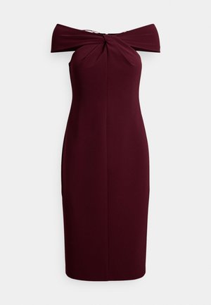 Bordové priliehavé šaty s odhalenými ramenami, záhybom na výstrihu a rovným strihom. Vyrobené z jemnej, pružnej tkaniny.