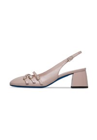 Decolleté in morbida pelle beige con punta affusolata, tre dettagli a fibbia e un tacco blocco con base blu e nera.