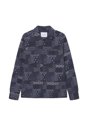 Hemd mit Marine-Muster und langen Ärmeln, das verschiedene Texturen und Designs in Hellblau und Weiß aufweist. Mit Button-Down-Kragen; gekennzeichnet mit "LES DEUX."
