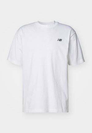 T-shirt en coton blanc à manches courtes, col rond, avec un petit logo noir « NB » sur le côté supérieur gauche de la poitrine. Texture lisse, coupe décontractée.