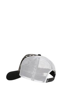 Gorra de béisbol de malla en blanco y negro con cierre ajustable de snapback y panel frontal con patrón.