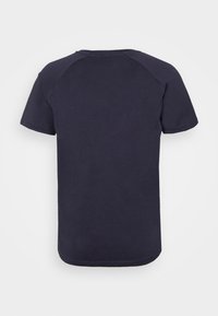 Námořnická modrá, krátký rukáv tričko s kulatým výstřihem a raglánovými rukávy. Měkký bavlněný materiál, hladký povrch a rovný lem.