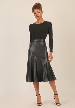 Schwarzer Lederrock mit ausgestellter Silhouette, hoher Taille und diagonalen Nahtdetails. Glatte Textur und minimalistisches Design.