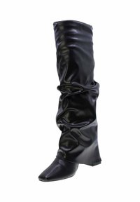 Stivale in faux pelle nera alto, slouchy, con punta quadrata e tacco basso su sfondo bianco.