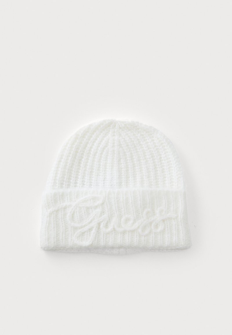 Bonnet en tricot blanc avec un revers, comportant le mot "Guess" brodé dans un style cursif sur le devant.
