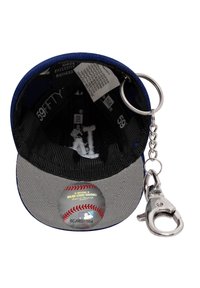 Cappellino blu con visiera grigia, fodera interna nera e un gancio per portachiavi. Presenta una grafica di baseball con la dicitura "Official Major League Baseball".
