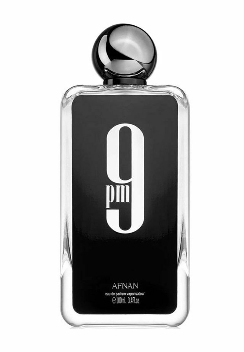 Genomskinlig glasparfymflaska med rektangulär form. Svart etikett med fet vit text "9 pm." Rund svart kork ovanpå. Kapacitet på 100 ml.